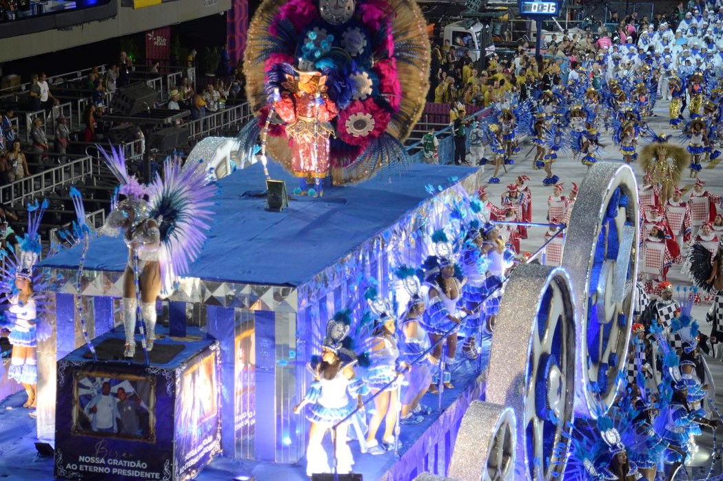 Fatalidade: Morre menina imprensada por carro alegórico no Rio