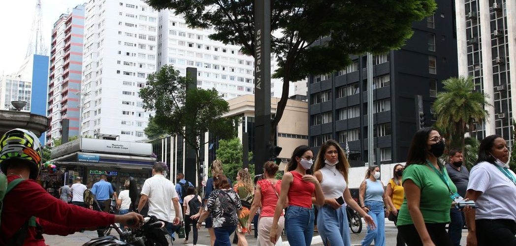 Pandemia: Terceira onda provocada pela Ômicron está terminando, segundo a Fiocruz
