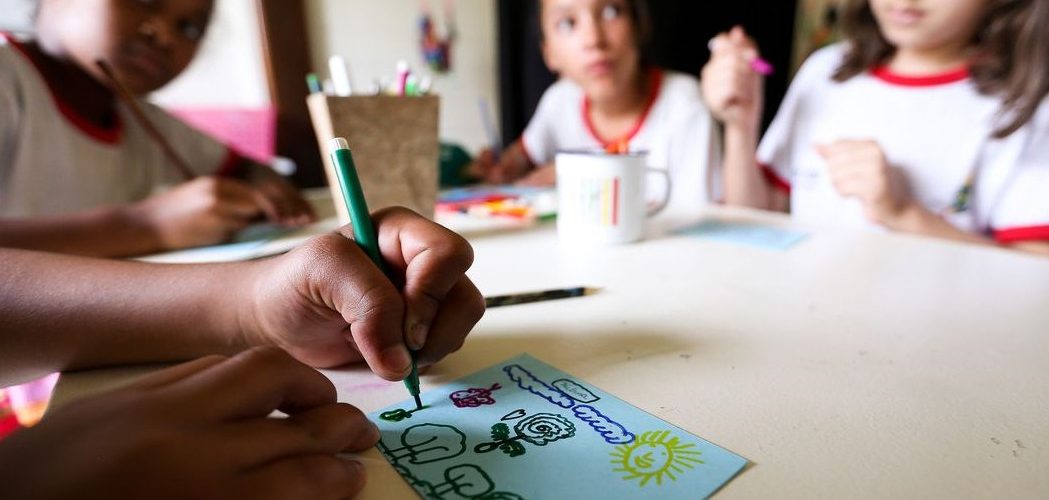 Educação: Câmara aprova MP que regulamenta ensino domiciliar