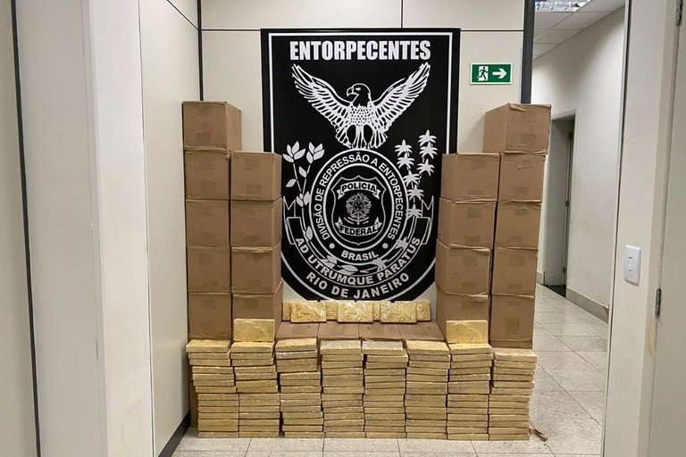 Combate ao Tráfico: PF prende homem no Rio de Janeiro com 800 quilos de cocaína, em meio a carga de biscoitos