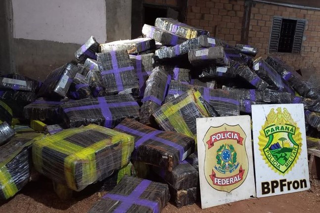 Combate às Drogas: PF e BPFRON apreendem quase três toneladas de maconha em área rural de Santa Helena/PR