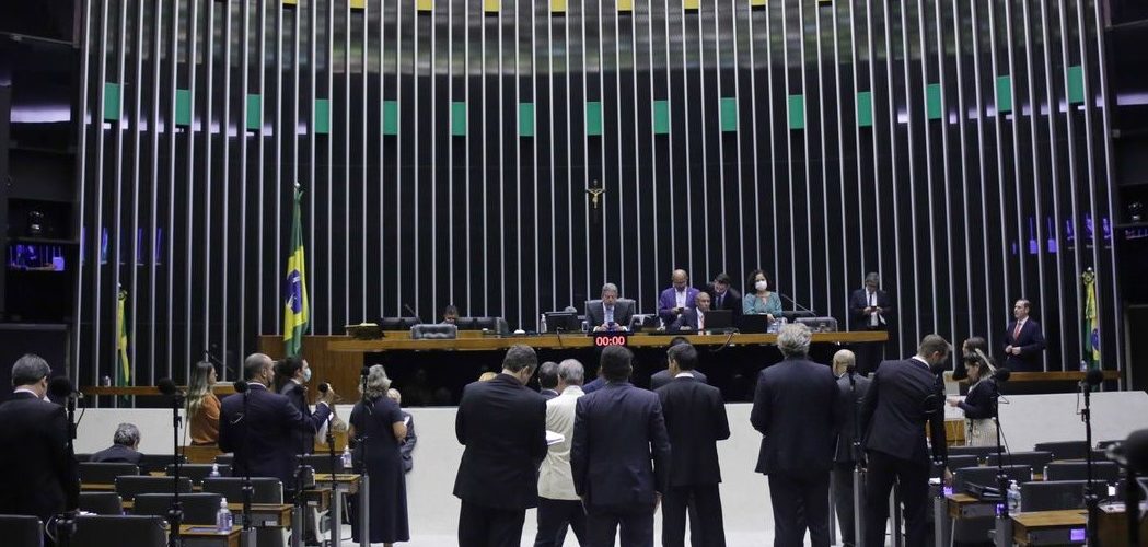 Economia: Câmara aprova limite da alíquota de ICMS sobre combustíveis