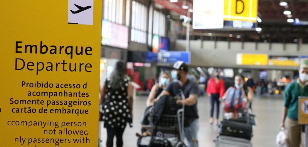 Viagens: Serviço de bordo em voos nacionais começa a ser retomado neste domingo (22/05)