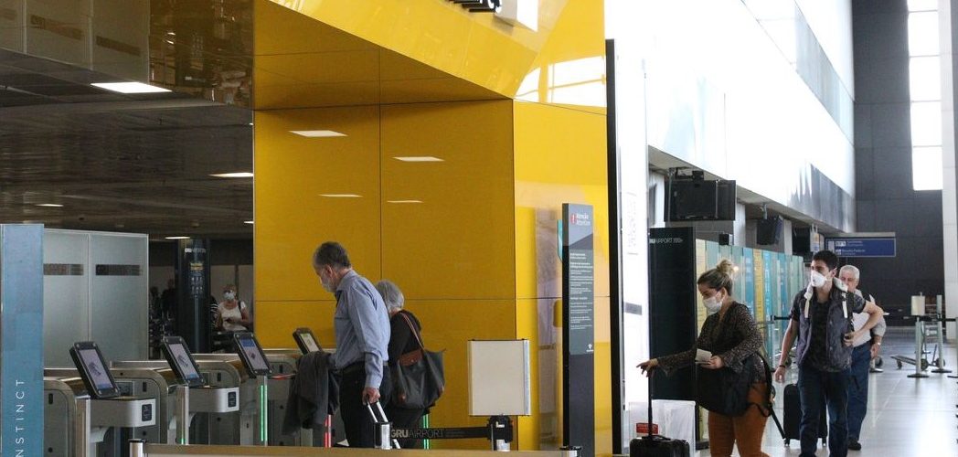 Covid-19: Anvisa autoriza serviço de bordo e mantém uso de máscaras em voos