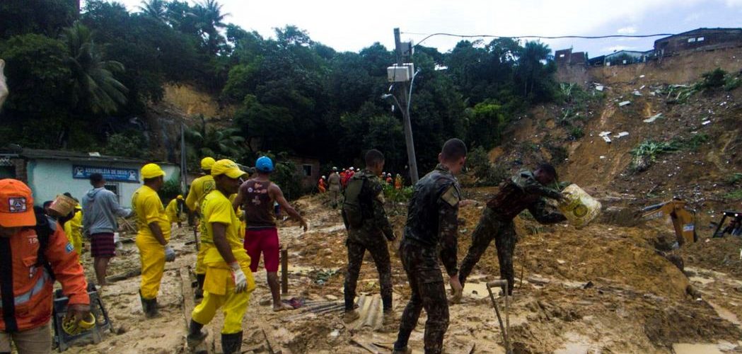 Tragédia: Chega a 100 número de mortes devido às chuvas em Pernambuco