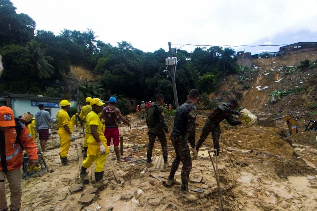 Tragédia: Chega a 100 número de mortes devido às chuvas em Pernambuco