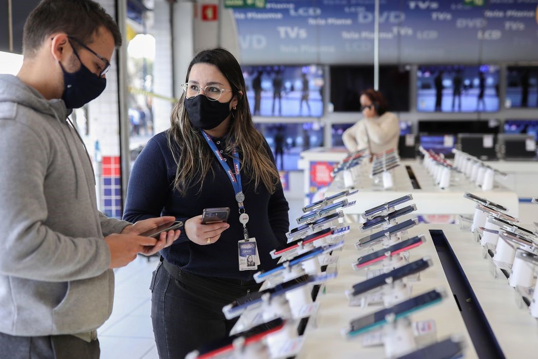 Economia: Confiança do consumidor volta a crescer em junho