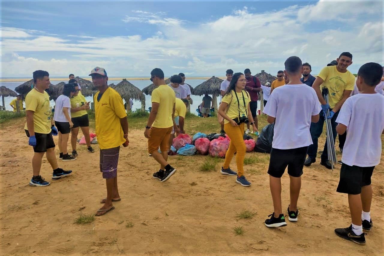 Praia Limpa: Pais e filhos se juntam em ação no Cumbuco para lembrar o Dia Mundial do Meio Ambiente