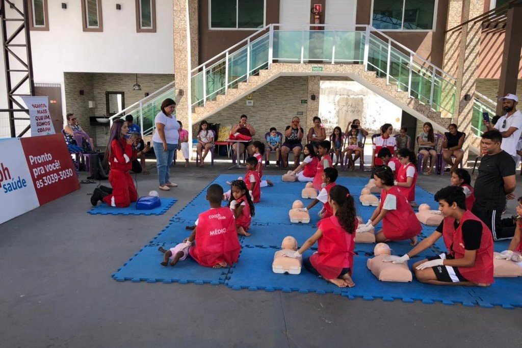 Ação social: Grupo Coaph Saúde realiza treinamento de primeiros socorros para crianças carentes do bairro Genibaú