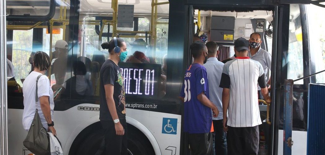 Transporte: Gasolina mais cara faz pessoas trocarem carro por ônibus, prova estudo