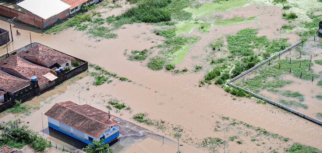Clima: Inmet lança alerta de perigo com chuvas intensas no litoral do Nordeste
