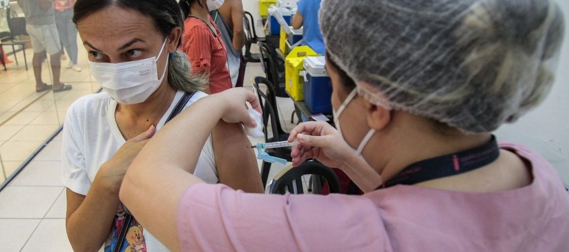 Saúde: Fortaleza inicia aplicação da quarta dose contra Covid-19 em em pessoas a partir de 18 anos