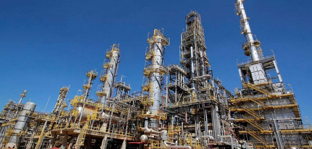 Economia: Petrobras reduz preço da gasolina em R$ 0,20 por litro nas refinarias