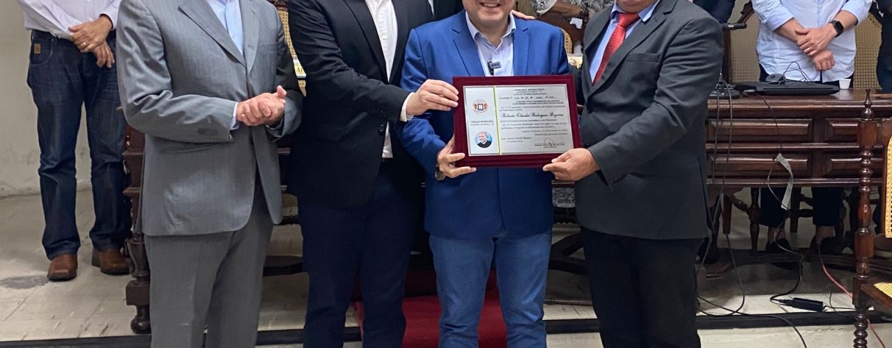 Política: Em ritmo de campanha, Roberto Cláudio recebe Títulos de Cidadão de Juazeiro do Norte e Crateús