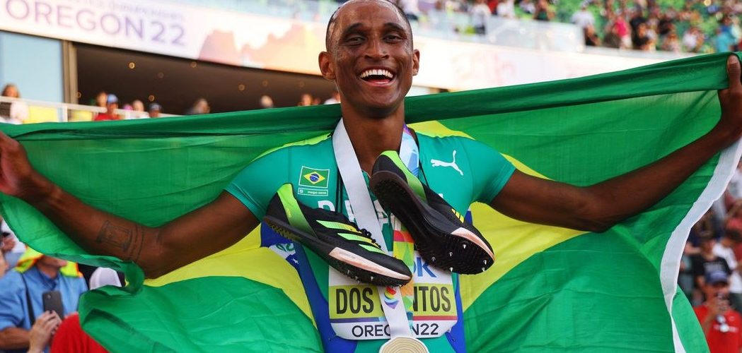 Atletismo: Alison dos Santos é campeão mundial nos 400 metros com barreiras