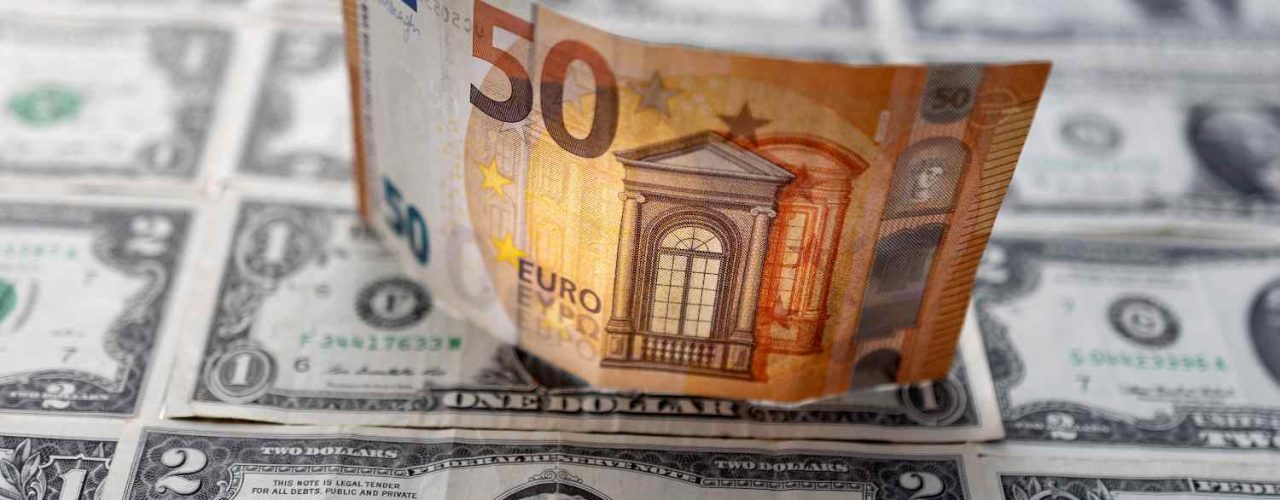Economia: Euro e dólar alcançam a paridade pela primeira vez em 20 anos
