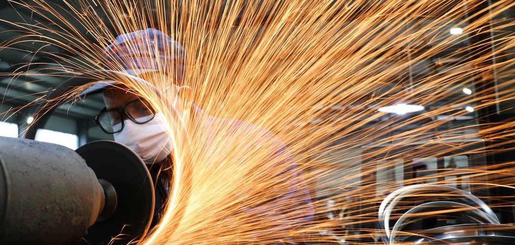 Economia: Produção industrial cresce 0,3% de abril para maio