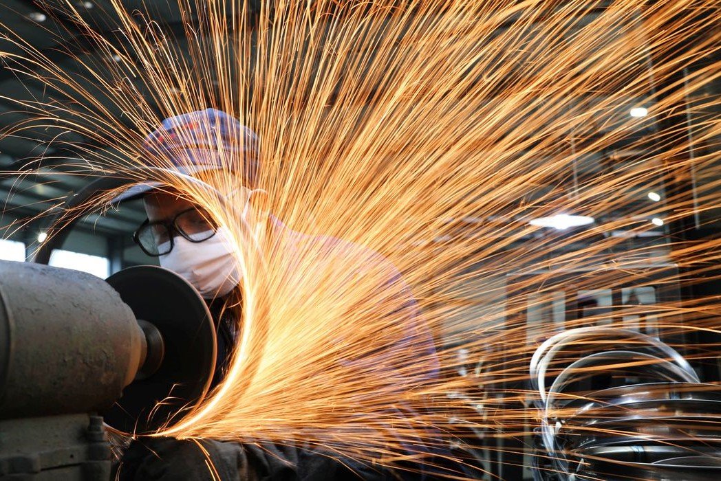 Economia: Produção industrial cresce 0,3% de abril para maio