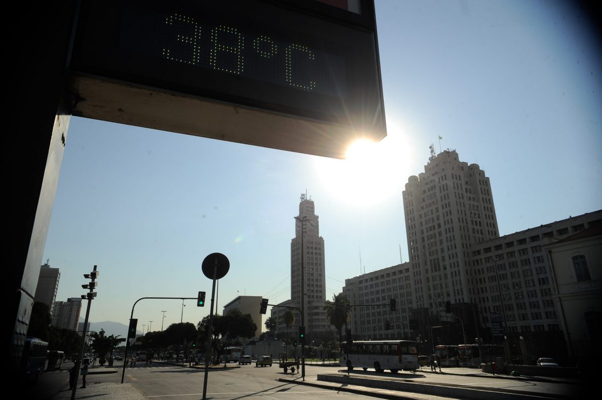 Os termômetros brasileiros registraram um mês quente com as temperaturas mais altas dos últimos 61 anos.| Foto: Fernando Frazão/Agência Brasil