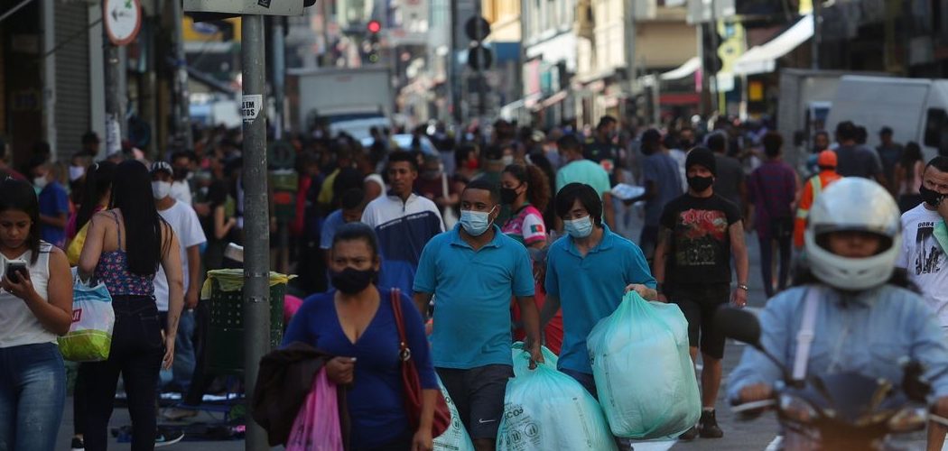 Economia: Confiança do consumidor sobe 4,1 pontos em agosto, diz FGV