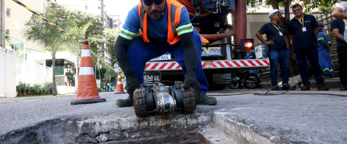 Robô é controlado e monitorado pelas equipes da prefeitura. | Foto: Marcos Moura