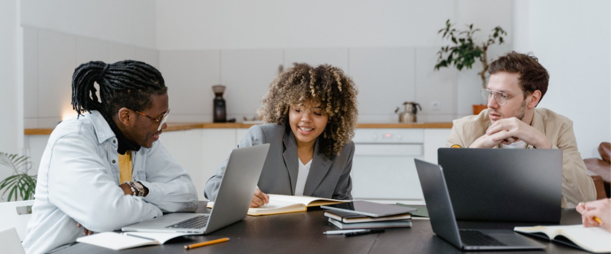 As vagas de estágio são destinadas a pessoas no penúltimo ano de curso - em qualquer área - com formação prevista para julho de 2024. | Foto: Reprodução