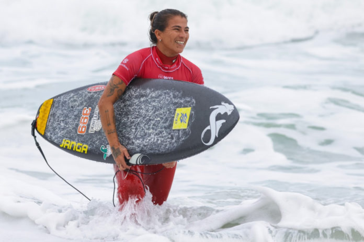 Silvana Lima saindo do mar como campeã do Circuito Banco do Brasil de Surfe. | Foto: Daniel Smorito / World Surf League