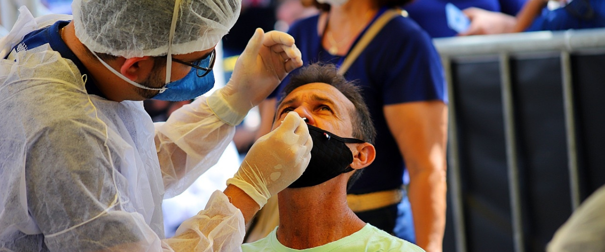 Na população a partir de 60 anos, o risco de desenvolver a síndrome respiratória em não vacinados é pelo menos duas vezes maior do que o risco de quem tem ao menos uma dose de reforço. | Foto: Alex Régis