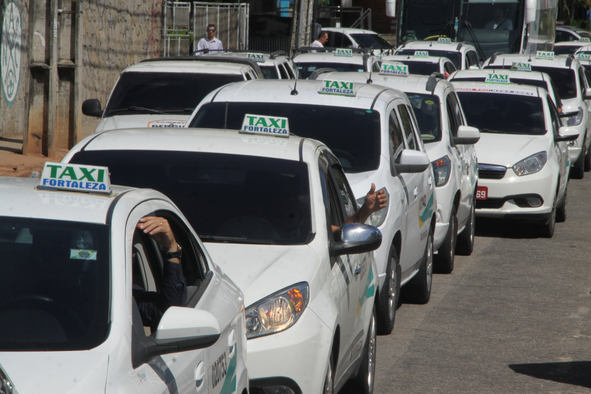 Terão direito ao benefício os motoristas de táxi registrados nas prefeituras, titulares de concessões ou alvarás expedidos até 31 de maio. | Foto: Mauri Melo/ O Povo