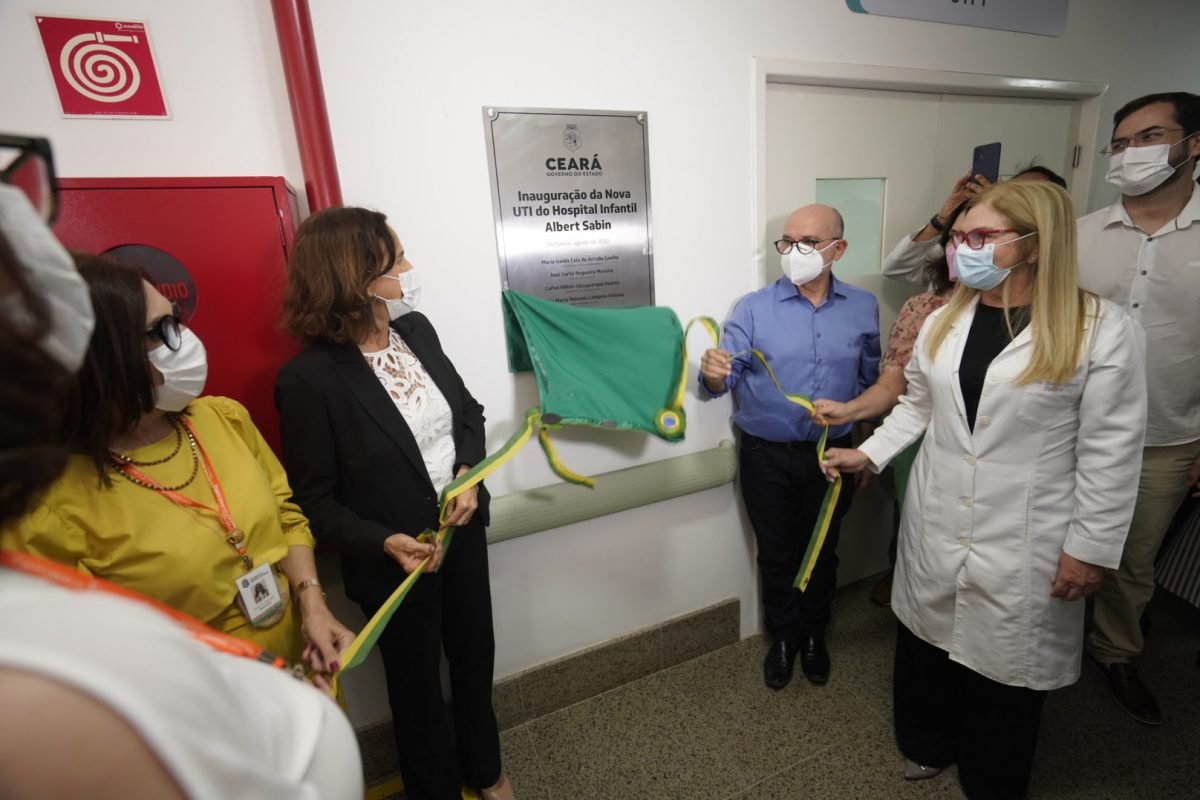 Governadora Izolda Cela discerrou a placa de inauguração do novo hospital. | Foto: Tatiana Fortes