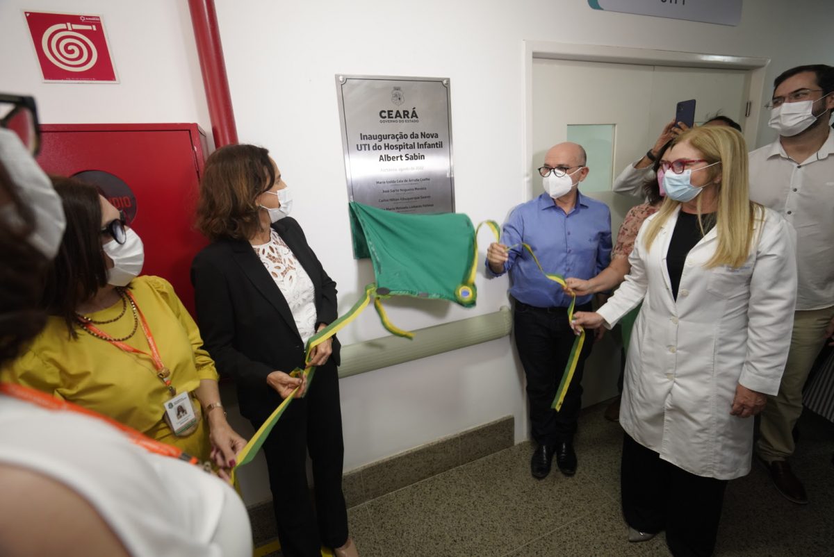 Governadora Izolda Cela discerrou a placa de inauguração do novo hospital. | Foto: Tatiana Fortes