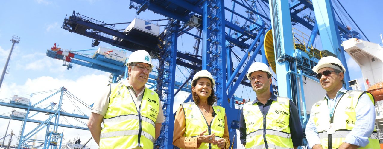 Governadora Izolda Cela visitou o Porto. | Foto: Carlos Gibaja