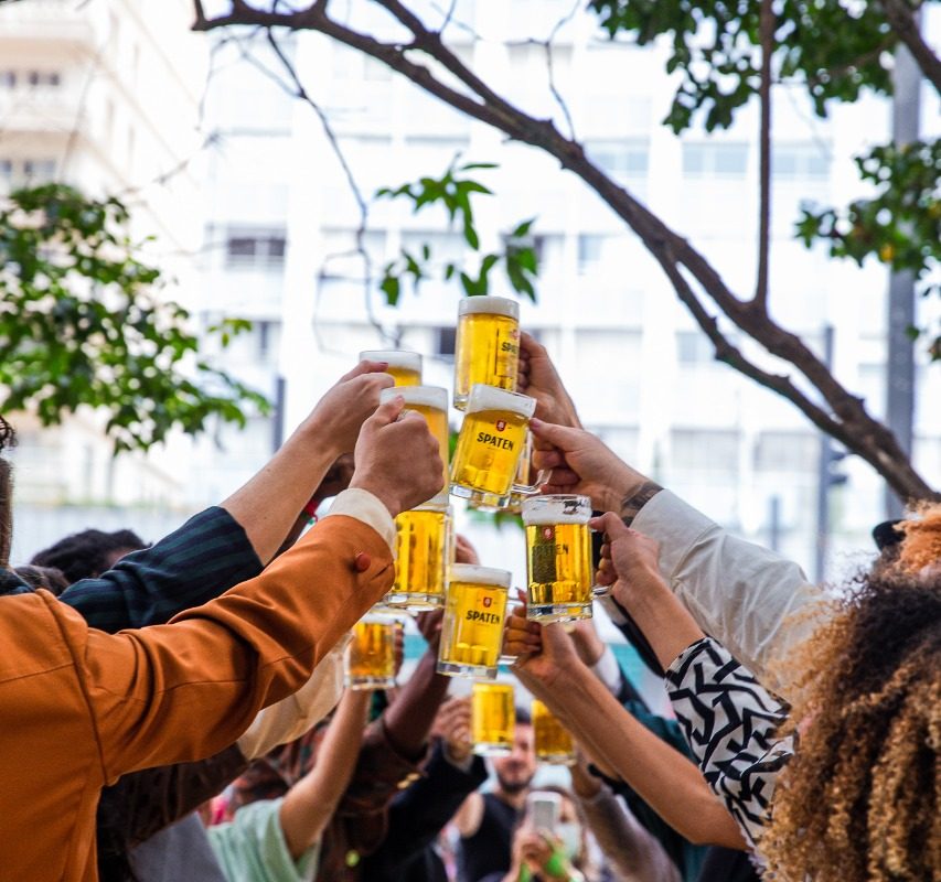 Quem disse que é preciso ir até Munique para sentir o clima da Oktoberfest? Spaten antecipa o início das celebrações da principal festa cervejeira do mundo ao trazer para Fortaleza toda a experiência cervejeira e festiva do evento, além de espalhar as comemorações pela Capital cearense. Se não é possível ir até a Alemanha, a capital mundial da cerveja vem até aqui com o Circuito de Bares Spaten a partir de 29 de setembro. Com uma experiência cervejeira alemã, a marca leva para esses locais grandes mesas coletivas, um dos principais símbolos da Oktoberfest, trazendo todo o espírito cervejeiro característico da festa alemã. A iniciativa acontece em dez cidades: São Paulo, Rio de Janeiro, Fortaleza, Belém, Recife, Brasília, Vitória, Belo Horizonte, Blumenau e Santa Cruz do Sul. Na Capital cearense, o roteiro especial vai passar por dez locais. “Um ícone da Oktoberfest são as grandes mesas de madeira, onde todos se sentam para celebrar, brindar, conhecer novas pessoas e apreciar uma boa cerveja. Por isso, estamos levando uma mesa exclusiva de Spaten para diversos bares do país. Queremos transportar o consumidor para essa grande festa alemã sem precisar ir muito longe. É sobre celebrar a cultura cervejeira, seja em Munique ou em qualquer cidade do Brasil”, comenta Joice Carvalho, Head de marketing de Spaten no Brasil. Uma das seis cervejarias oficiais da Oktoberfest em Munique e cerveja oficial das festividades em Blumenau e São Paulo, Spaten é a criadora do estilo Munique Helles e convida as pessoas a vivenciarem este estilo na prática mostrando toda sua expertise cervejeira. | Foto: Reprodução