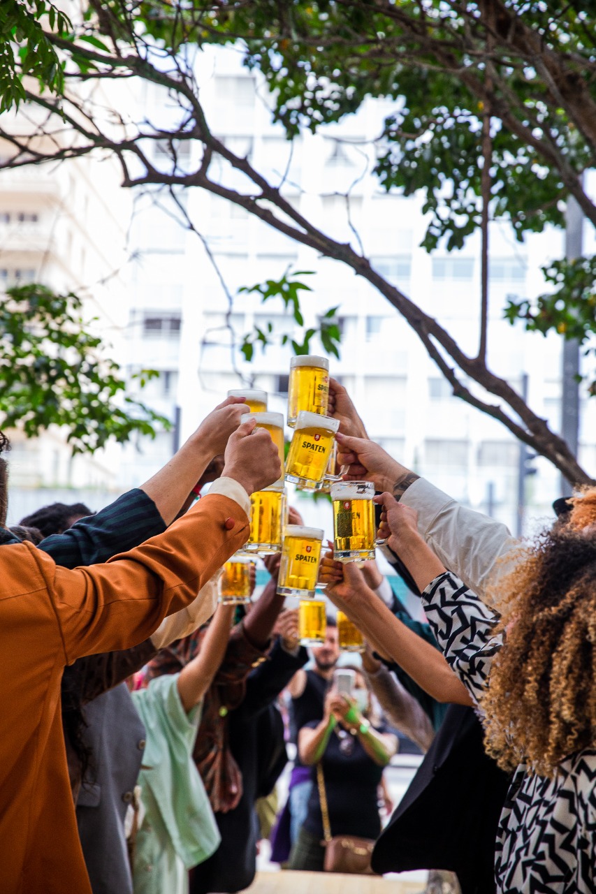 Quem disse que é preciso ir até Munique para sentir o clima da Oktoberfest? Spaten antecipa o início das celebrações da principal festa cervejeira do mundo ao trazer para Fortaleza toda a experiência cervejeira e festiva do evento, além de espalhar as comemorações pela Capital cearense. Se não é possível ir até a Alemanha, a capital mundial da cerveja vem até aqui com o Circuito de Bares Spaten a partir de 29 de setembro. Com uma experiência cervejeira alemã, a marca leva para esses locais grandes mesas coletivas, um dos principais símbolos da Oktoberfest, trazendo todo o espírito cervejeiro característico da festa alemã. A iniciativa acontece em dez cidades: São Paulo, Rio de Janeiro, Fortaleza, Belém, Recife, Brasília, Vitória, Belo Horizonte, Blumenau e Santa Cruz do Sul. Na Capital cearense, o roteiro especial vai passar por dez locais. “Um ícone da Oktoberfest são as grandes mesas de madeira, onde todos se sentam para celebrar, brindar, conhecer novas pessoas e apreciar uma boa cerveja. Por isso, estamos levando uma mesa exclusiva de Spaten para diversos bares do país. Queremos transportar o consumidor para essa grande festa alemã sem precisar ir muito longe. É sobre celebrar a cultura cervejeira, seja em Munique ou em qualquer cidade do Brasil”, comenta Joice Carvalho, Head de marketing de Spaten no Brasil. Uma das seis cervejarias oficiais da Oktoberfest em Munique e cerveja oficial das festividades em Blumenau e São Paulo, Spaten é a criadora do estilo Munique Helles e convida as pessoas a vivenciarem este estilo na prática mostrando toda sua expertise cervejeira. | Foto: Reprodução