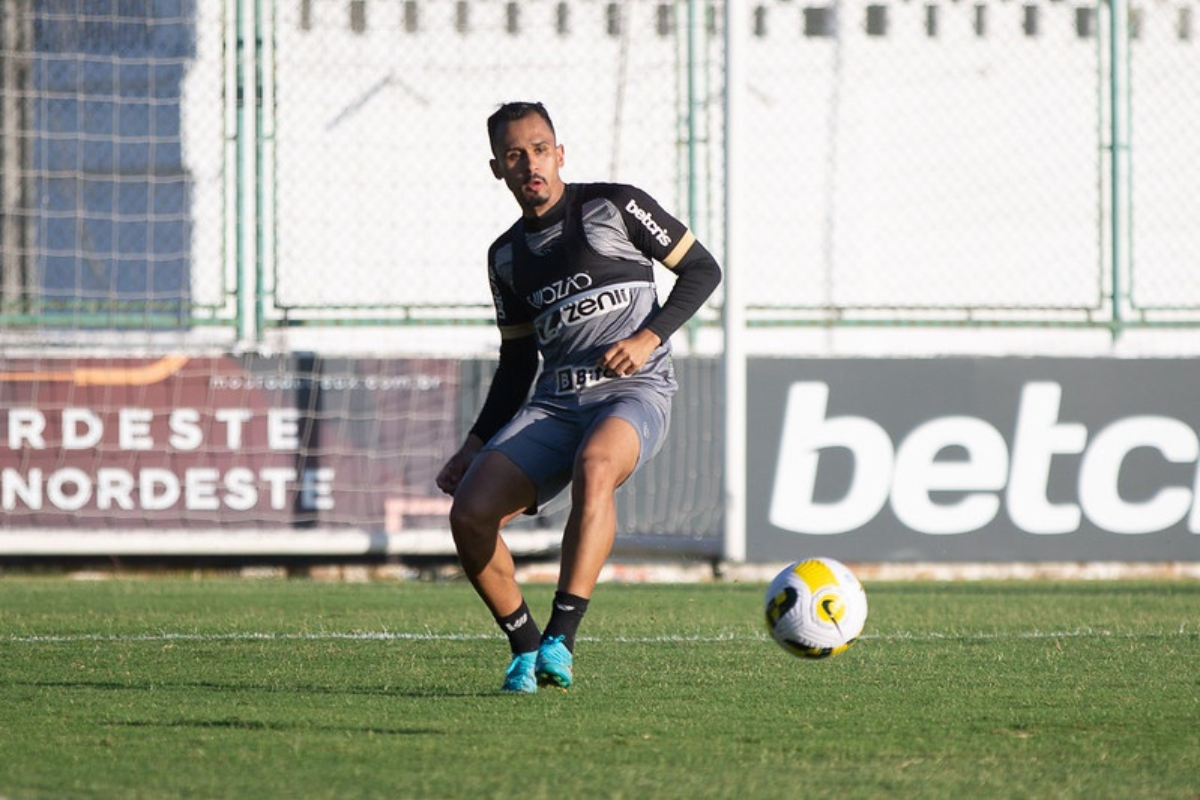 Treino foi comandado pelo técnico Lucho González. | Foto: Felipe Santos/ Cearasc.com