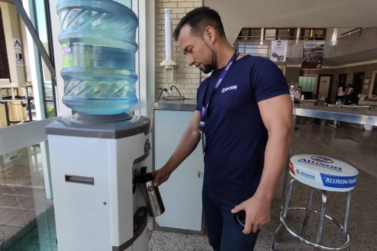 Cada colaborador recebeu uma garrafa personalizada com o seu nome. | Foto: Divulgação