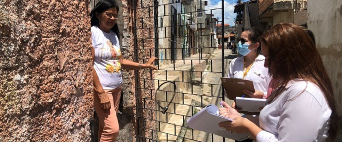 As equipes passam de casa em casa para colher informações das famílias e inspecionar os locais que receberão as intervenções. | Foto: Divulgação/ PMF