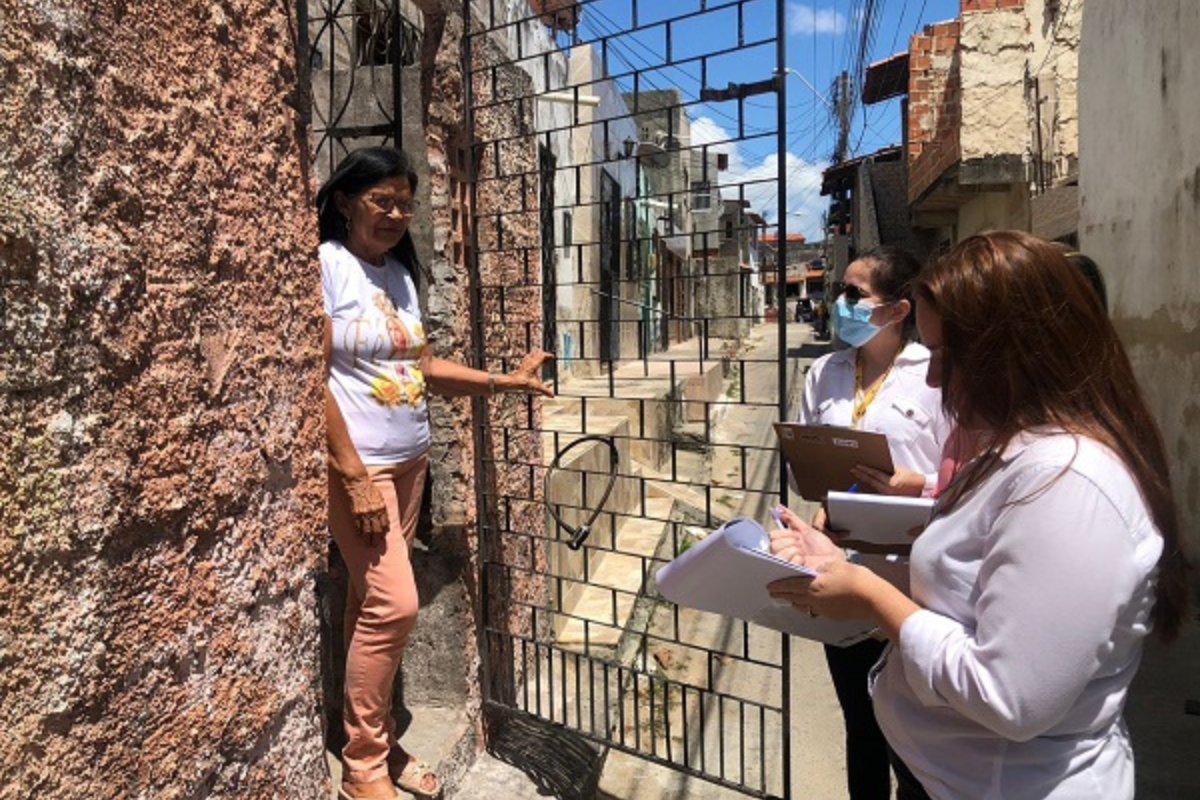 As equipes passam de casa em casa para colher informações das famílias e inspecionar os locais que receberão as intervenções. | Foto: Divulgação/ PMF