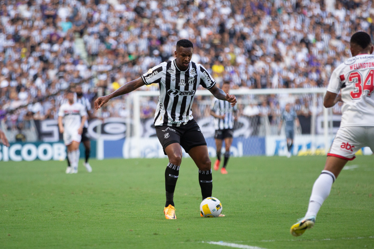 Alvinegro de Porangabuçu teve dois jogadores expulsos. | Foto: Felipe Santos/Cearasc