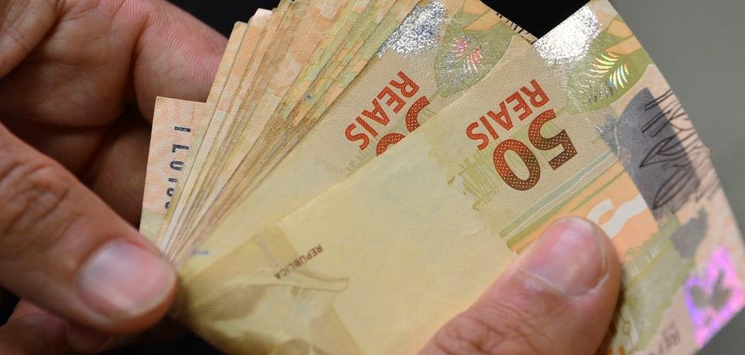 Economia: Taxa média de juros cai em agosto, mas segue tendência de alta