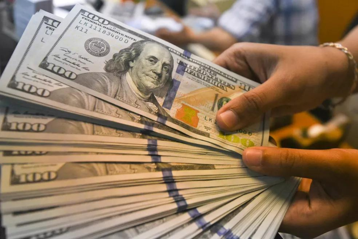 Com o desempenho, o dólar acumula queda de 3,78% em outubro. | Foto: Hafidz Mubarak/Reuters