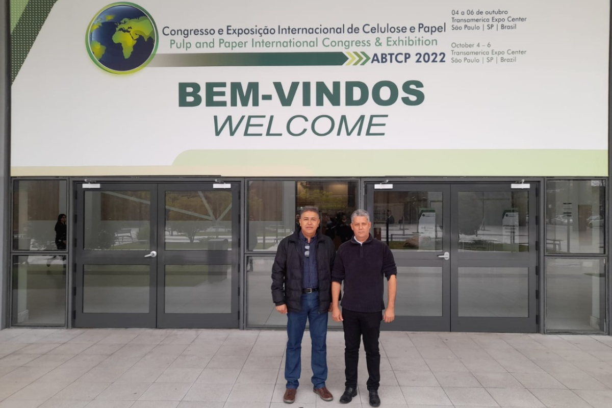 Na foto, Pedro Silva, Gerente Industrial, à esquerda, e Gentil Alves Coordenador de Papel, à direita. | Foto: Arquivo Pessoal