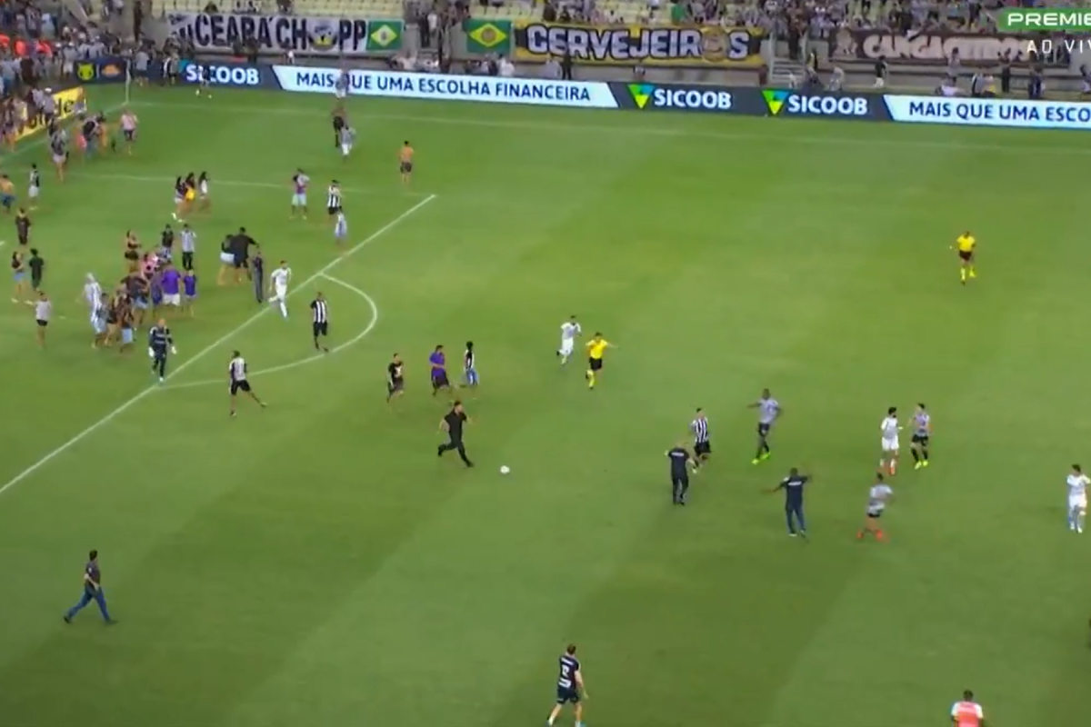 Vina foi um dos atletas perseguidos pelos torcerdores que invadiram o campo. | Foto: Reprodução/Premiere