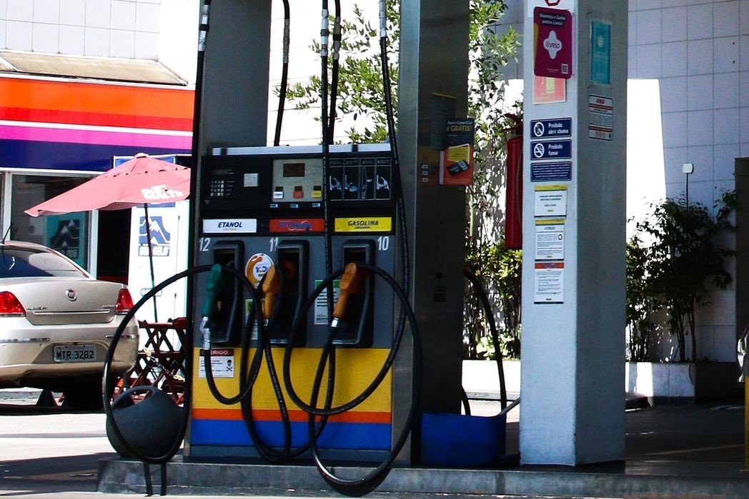 Economia: Preço da gasolina nos postos volta a subir após 15 semanas