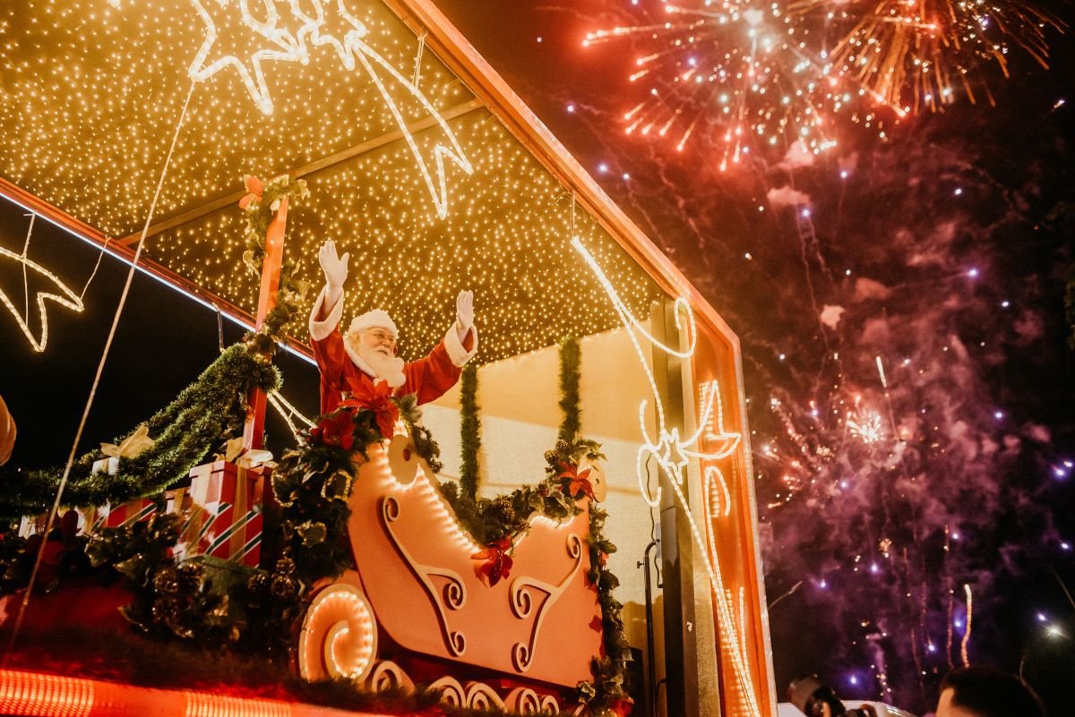 Natal 2022: Com voo de helicóptero e caminhão decorado, Papai Noel chega ao Shopping Iguatemi Bosque