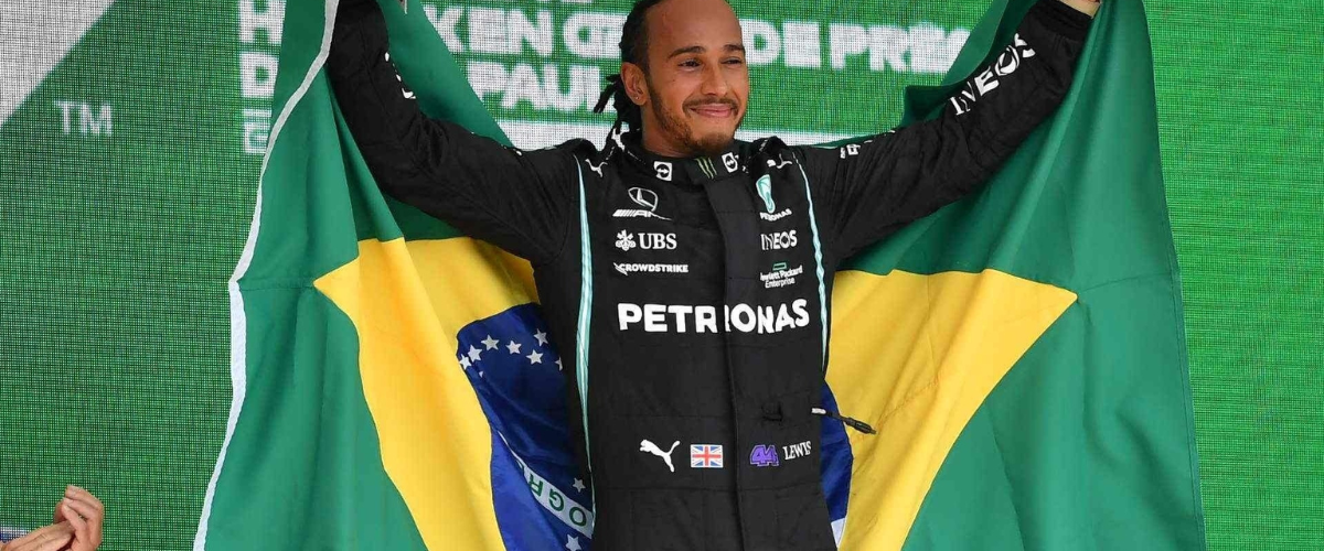 Hamilton levantou a bandeira brasileira no circuito de Interlagos. | Foto: Nelson Almeida/AFP