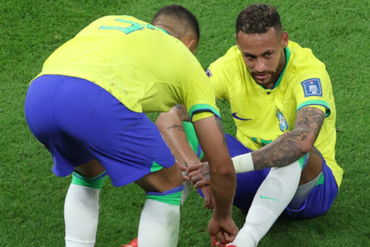 Neymar se lesionou contra a Sérvia, na estreia da seleção. | Foto: AFP