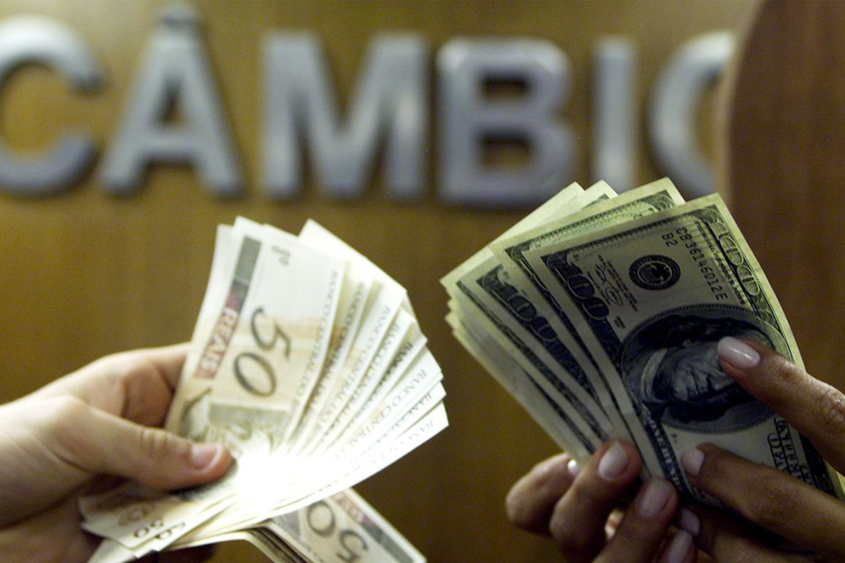 Com o desempenho, a moeda norte-americana passou a acumular alta de 0,14% em novembro. | Foto: Bruno Domingos/ Reuters