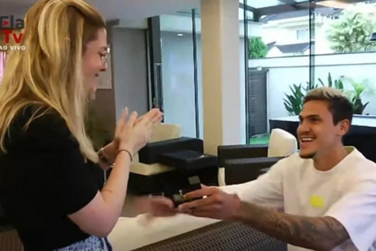 O atacante Pedro, do Flamengo, foi selecionado e durante a celebração aproveitou para pedir a namorada Fernanda Nogueira em casamento.. | Foto: Reprodução/ Flatv