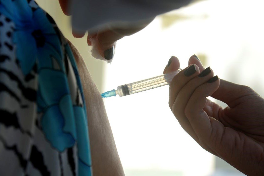 Saúde: Pesquisa indica espaço para avançar na adesão de adultos à vacinação